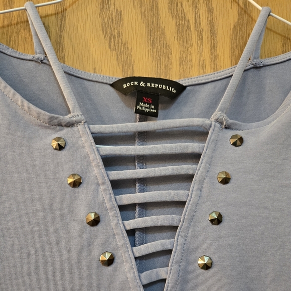 Cute light grayish blue, sleeveless top with strapy v neck with bead details. - Picture 2 of 5